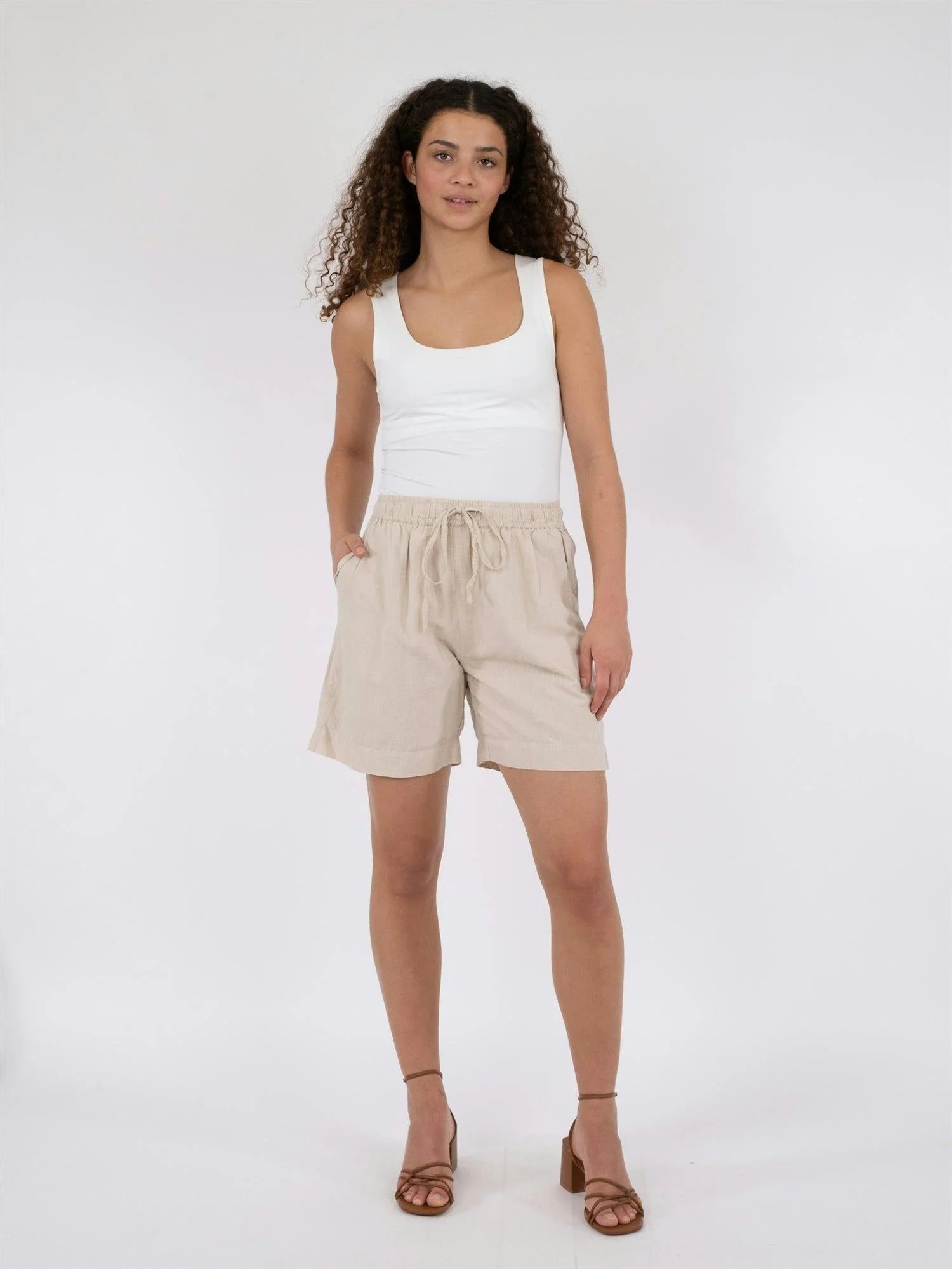 Shea Linen Shorts Sand - Image 4
