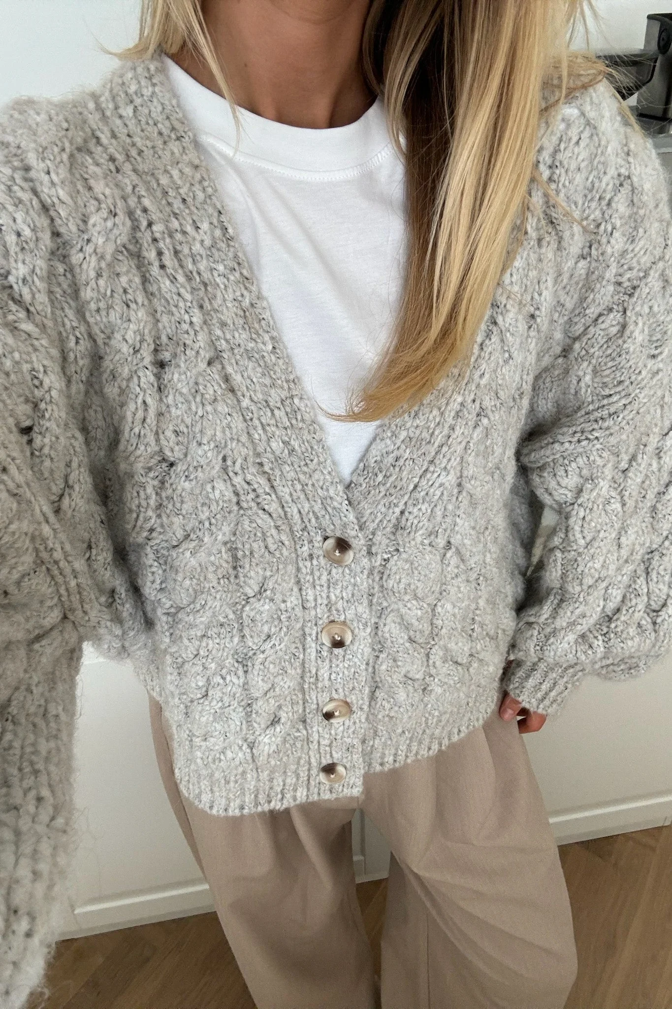 Siggaic Cardigan Light Greige - Image 7