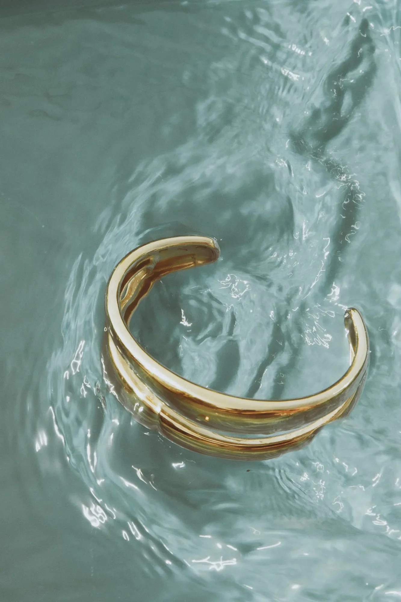 The Curved Bangle Gold - Image 3