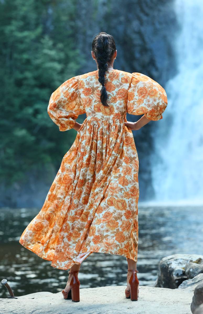 Bonnie Dress Wallpaper Print - Image 3